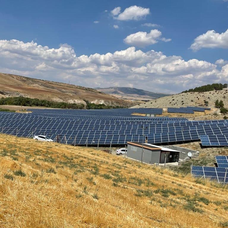 Arazi tipi güneş enerji santrali sahası