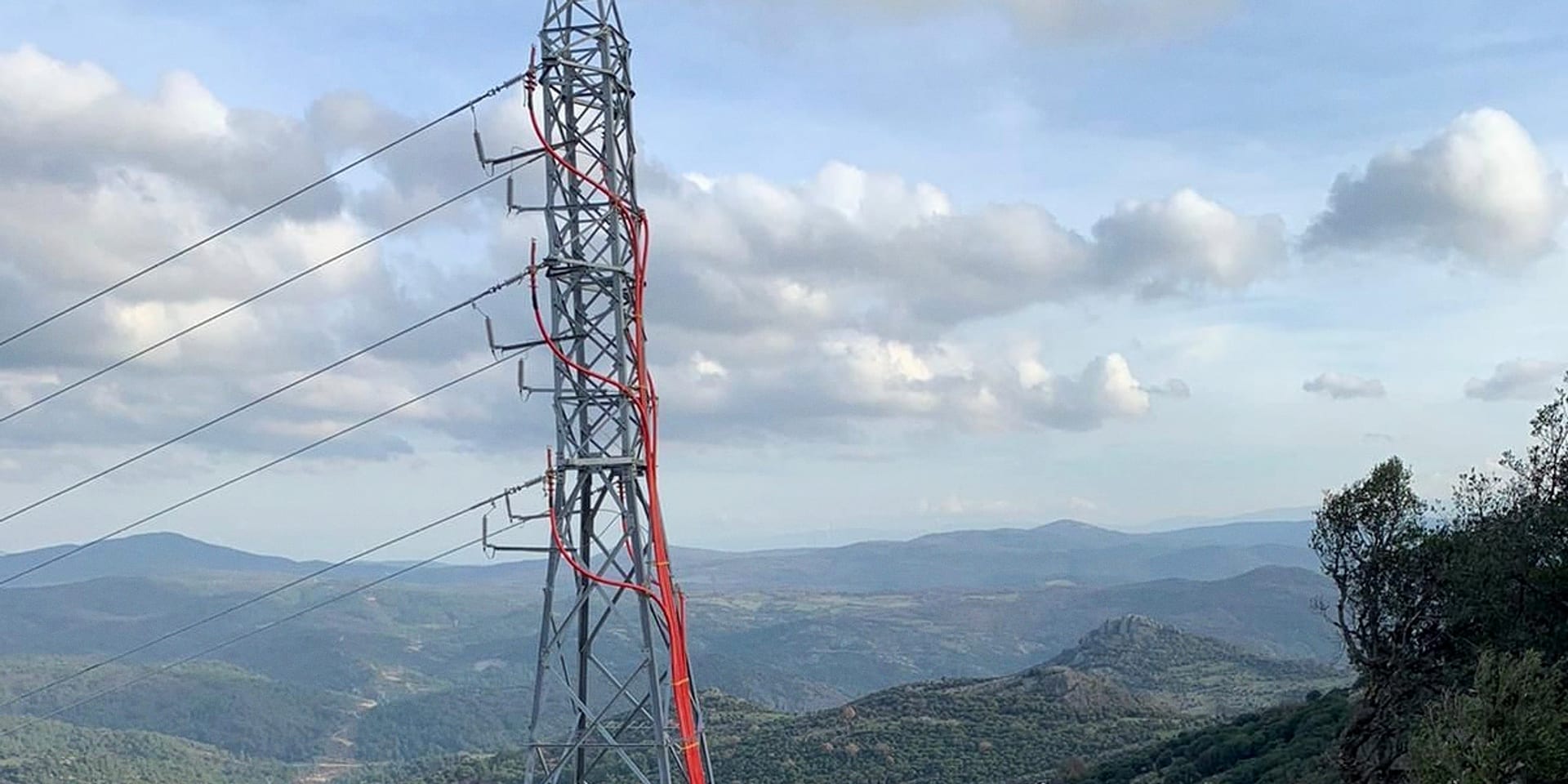 Dağ sırtında yükselen yüksek gerilim enerji nakil hattı direği